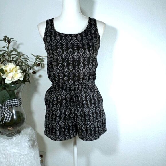 XHILARATION XS BLACK & CREAM ROMPER EUC - Picture 2 of 7